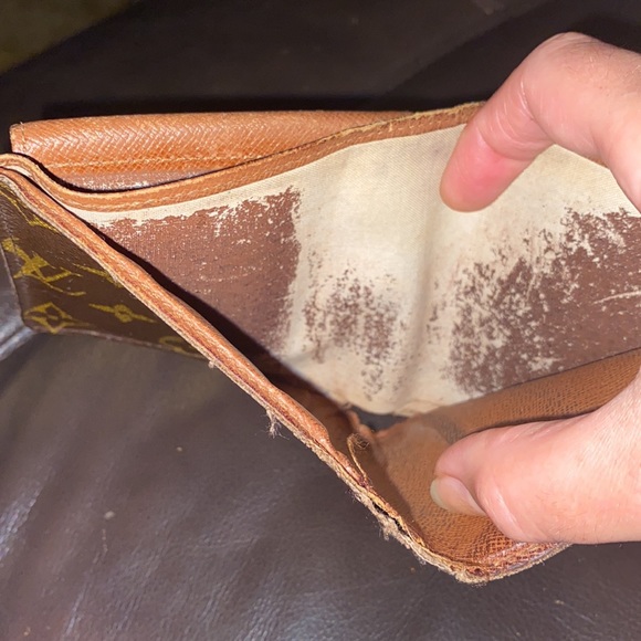 LOUIS VUITTON Men’s Monogram Bi-Fold Wallet - Picture 8 of 9